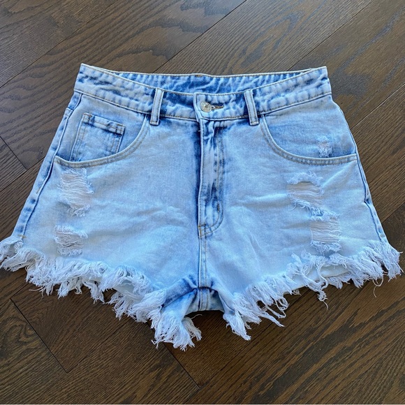 NEW White Wash Jean Shorts 💙 - Picture 2 of 11
